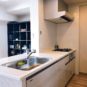キッチン 吊戸棚の無い、空間を広くスッキリと見せられるオープンな対面式キッチン